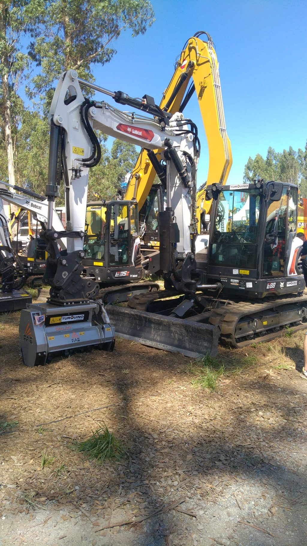 Excavadora Bobcat E88 de Talleres Turquino equipada con una trituradora forestal FAE en Galiforest 2026.